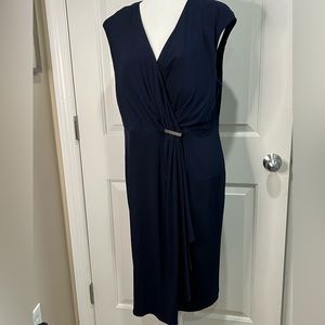 Jessica Howard navy V neck cinched dress with gold tone bar size 16